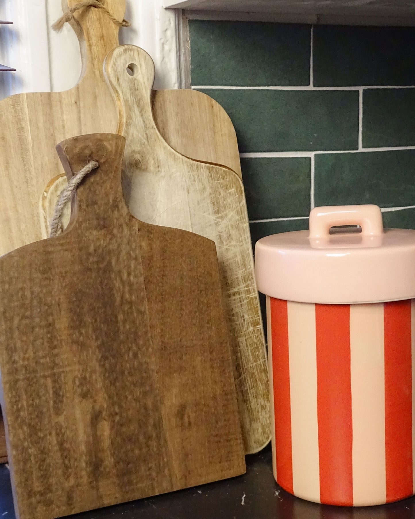 Donkere houten borrelplank
