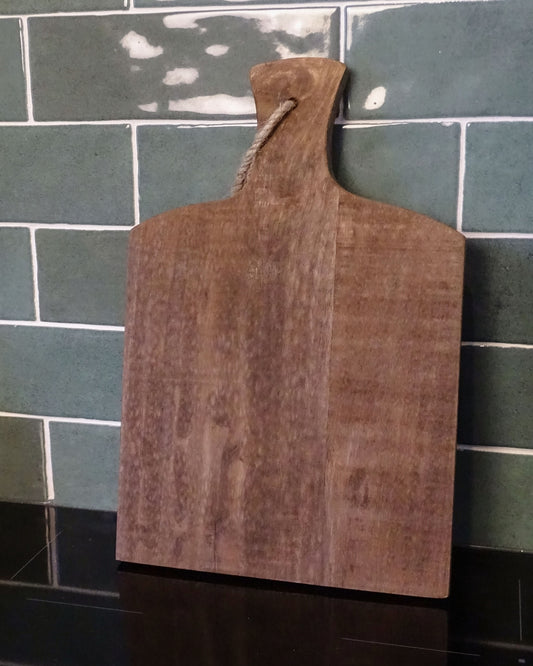 Donkere houten borrelplank